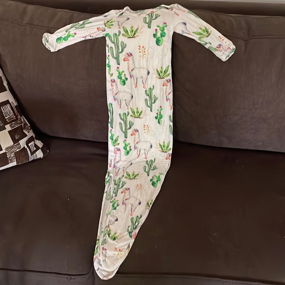 Baby knotted gown